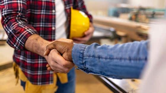 recrutement btp - un ouvrier serrant la main d'un homme