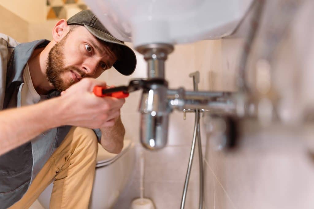 L’approche prudente du plombier met en valeur son professionnalisme et son dévouement à fournir un service de haute qualité.